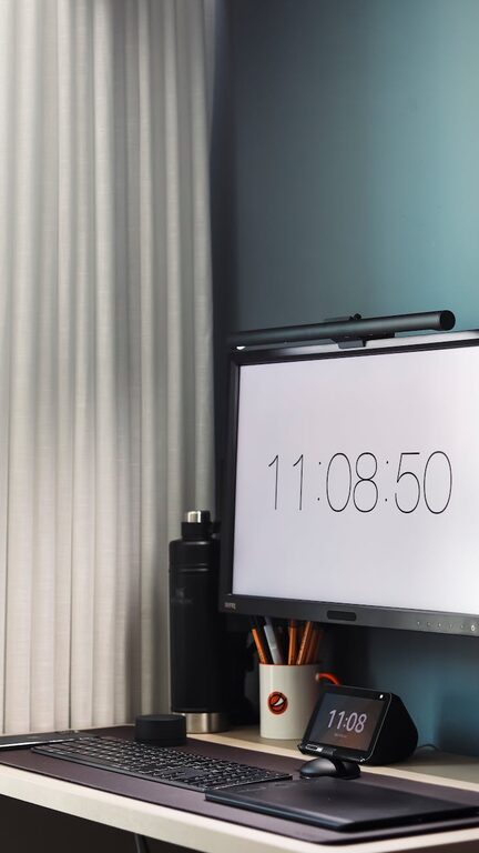 Idei simple pentru organizarea eficientă a spațiului de lucru acasă